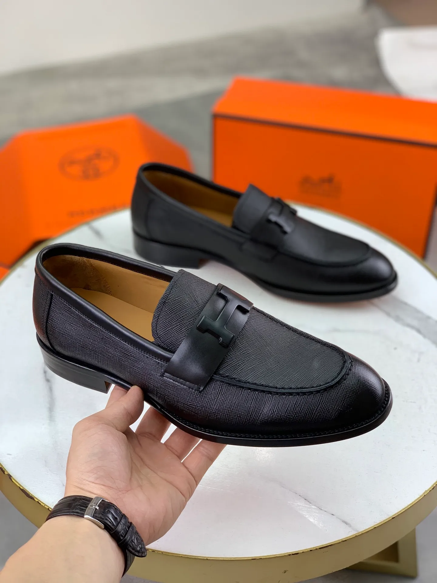 Factory price P980 💰💎💎💎 Original genuine leather outsole Brand: Hermès Grade: Same as the official website Original quality materials: Original soft calfskin Water-dyed cowhide lining Original Italian genuine leather outsole Style categories: Men's fashion Formal casual leather shoes Slip-on men's shoes series Young fashion European and American trends British style Code number: 39-45 (38.46 can be customized)
